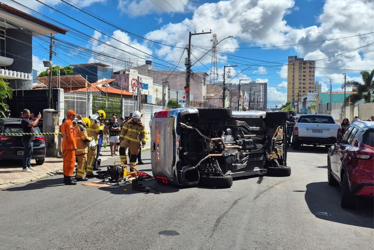 Mulher fica ferida após carro capotar no bairro São José, em Aracaju