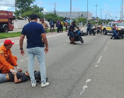 Colisão entre três motos deixa dois feridos na Zona Sul de Aracaju