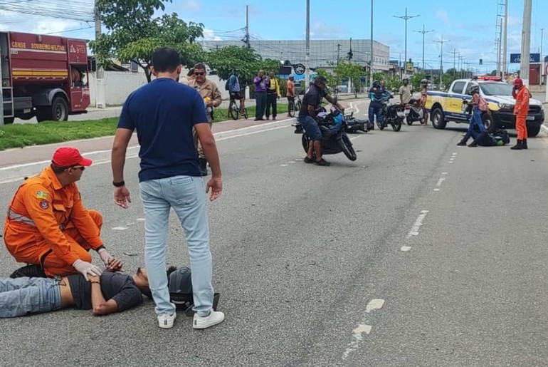 Colisão entre três motos deixa dois feridos na Zona Sul de Aracaju