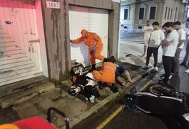 Acidente entre carro e moto deixa duas pessoas feridas no bairro São José, em Aracaju