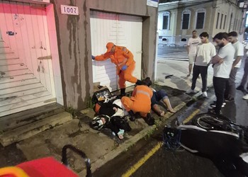 Acidente entre carro e moto deixa duas pessoas feridas no bairro São José, em Aracaju