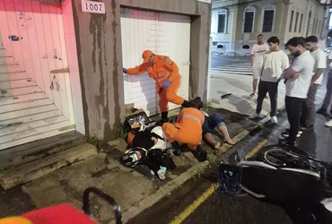 Acidente entre carro e moto deixa duas pessoas feridas no bairro São José, em Aracaju