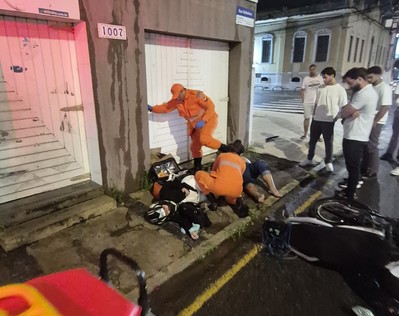 Acidente entre carro e moto deixa duas pessoas feridas no bairro São José