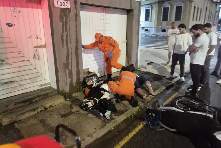 Acidente entre carro e moto deixa duas pessoas feridas no bairro São José, em Aracaju