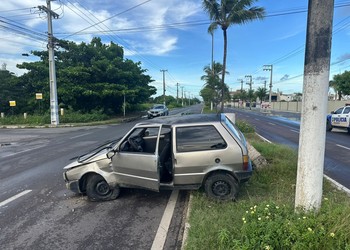Homem fica ferido após perder controle de carro e bater em canteiro na SE-050
