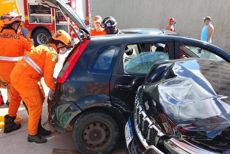 Acidente envolvendo três veículos deixa ferido na Atalaia, em Aracaju