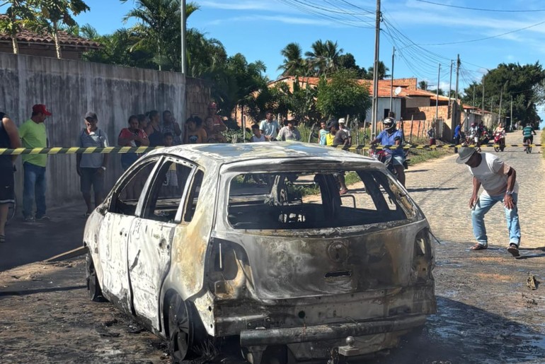 Incêndio destrói veículo em garagem de residência no interior de Sergipe