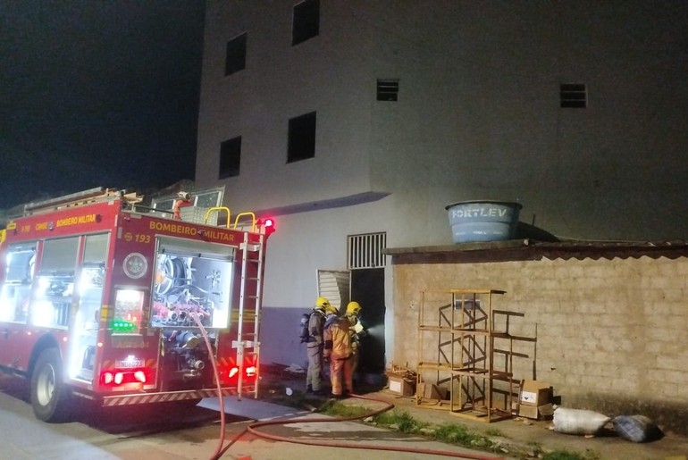 Princípio de incêndio atinge serralheria durante a madrugada em Itabaiana