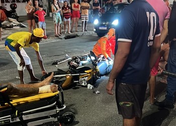 Passageira fica presa às ferragens após colisão entre carro e moto em Aracaju