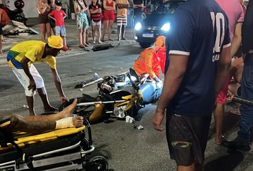 Passageira fica presa às ferragens após colisão entre carro e moto em Aracaju
