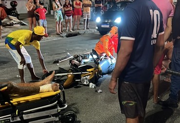 Passageira fica presa às ferragens após colisão entre carro e moto em Aracaju