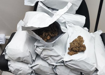 Mulher é presa com 15 pacotes de flor de maconha durante operação do COPE em Socorro