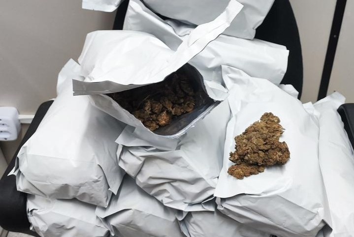 Mulher é presa com 15 pacotes de flor de maconha durante operação do COPE em Socorro