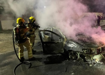 Carro é destruído por incêndio após ser atingido por buscapé durante festejos juninos em Lagarto