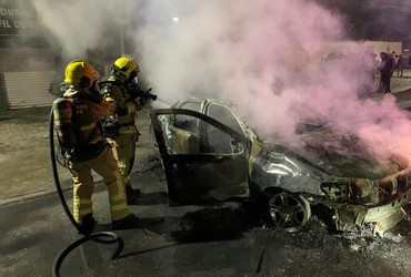 Carro é destruído por incêndio após ser atingido por buscapé durante festejos juninos em Lagarto