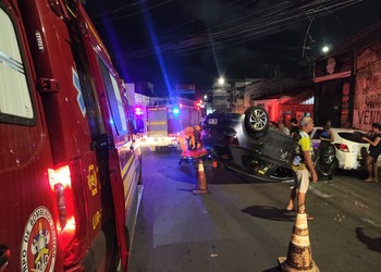 Mulher fica ferida após carro capotar no Centro de Aracaju