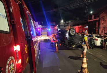 Mulher fica ferida após carro capotar no Centro de Aracaju