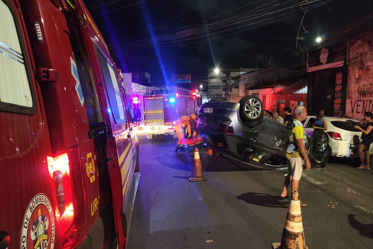 Mulher fica ferida após carro capotar no Centro de Aracaju