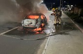 Carro pega fogo em via pública no bairro Bugio