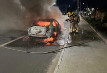 Carro pega fogo em via pública no bairro Bugio