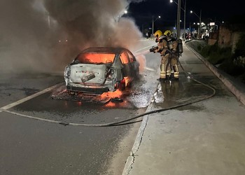 Carro pega fogo em via pública no bairro Bugio
