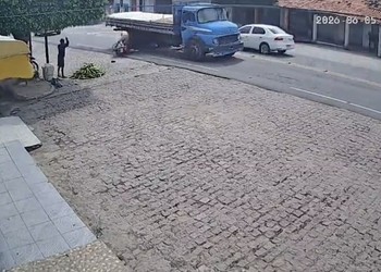 Criança de 3 anos morre em colisão entre moto e caminhão em Poço Redondo