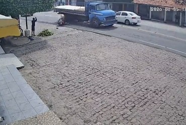 Criança de 3 anos morre em colisão entre moto e caminhão em Poço Redondo