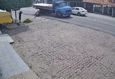Criança de 3 anos morre em colisão entre moto e caminhão em Poço Redondo