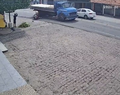 Criança de 3 anos morre em colisão entre moto e caminhão em Poço Redondo