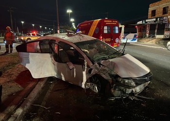 Carro bate em árvore na Avenida Tancredo Neves e deixa quatro feridos em Aracaju
