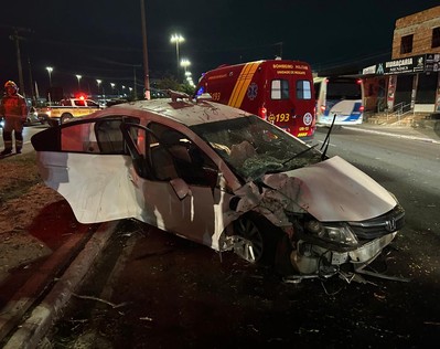 Carro bate em árvore na Avenida Tancredo Neves e deixa quatro feridos em Aracaju