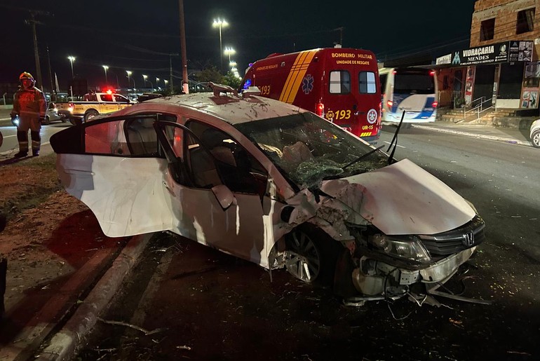 Carro bate em árvore na Avenida Tancredo Neves e deixa quatro feridos em Aracaju