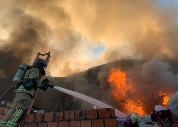 Incêndio destrói galpão de reciclagem e provoca danos em imóvel vizinho na Zona Norte de Aracaju