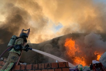 Incêndio destrói galpão de reciclagem e provoca danos em imóvel vizinho na Zona Norte de Aracaju