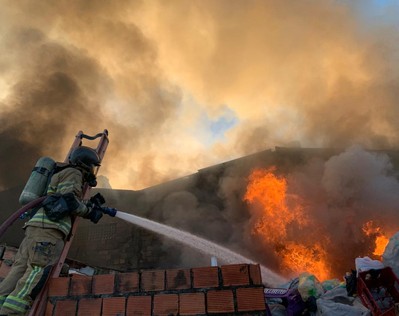 Incêndio destrói galpão de reciclagem e provoca danos em imóvel vizinho na Zona Norte de Aracaju