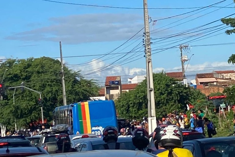 Motorista de ônibus fica ferido durante tentativa de assalto na Zona Norte de Aracaju