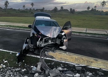 Motorista passa mal, perde controle da direção e colide com poste na SE-100