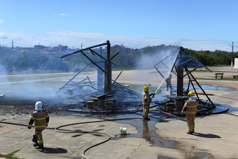 Incêndio destrói três quiosques na Orlinha do Eduardo Dutra, em Aracaju