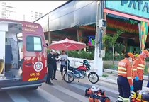 Motociclista fica ferido após acidente na Orla da Atalaia; suspeita é de pista escorregadia