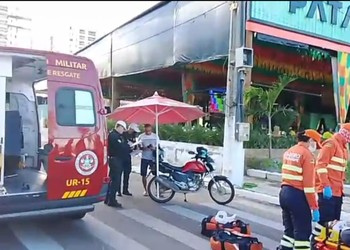 Motociclista fica ferido após acidente na Orla da Atalaia; suspeita é de pista escorregadia