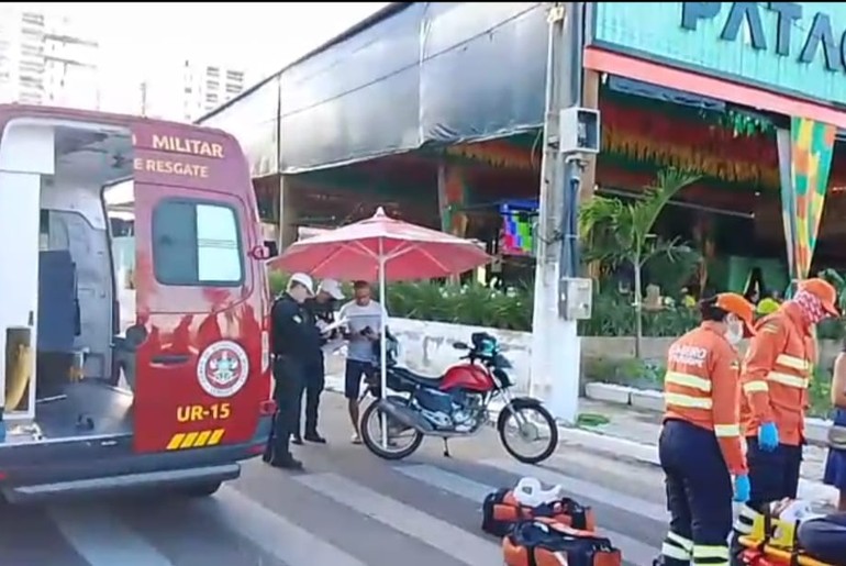 Motociclista fica ferido após acidente na Orla da Atalaia; suspeita é de pista escorregadia