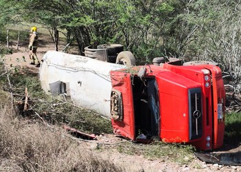 Duas pessoas morrem em colisão entre carro e caminhão-pipa no sertão de Sergipe