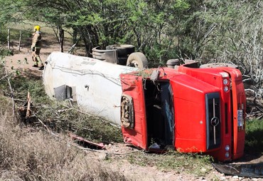Duas pessoas morrem em colisão entre carro e caminhão-pipa no sertão de Sergipe