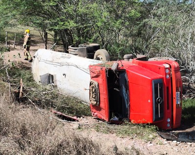 Duas pessoas morrem em colisão entre carro e caminhão-pipa no sertão de Sergipe