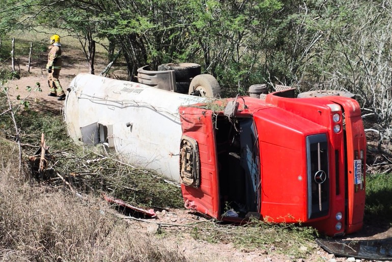 Duas pessoas morrem em colisão entre carro e caminhão-pipa no sertão de Sergipe