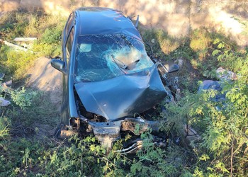 Pai e filho morrem após colisão frontal entre carro e caminhão em Poço Redondo