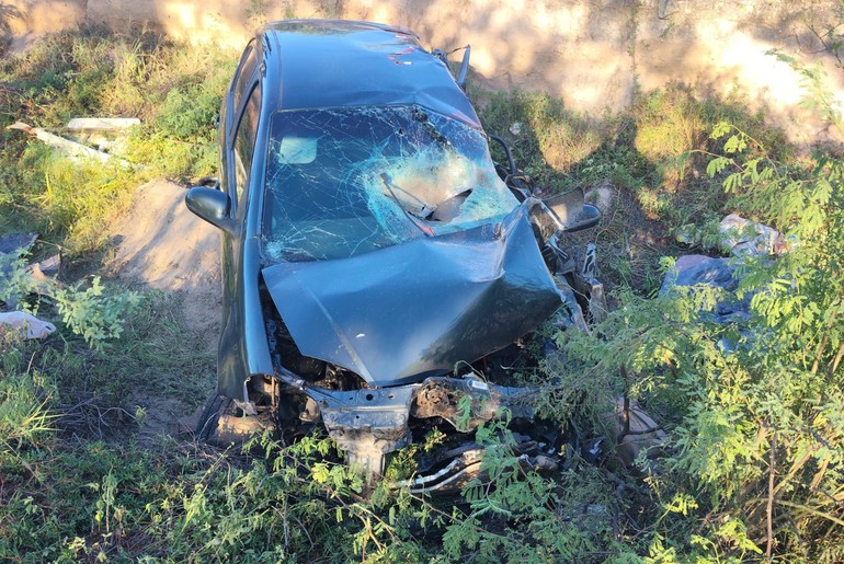 Pai e filho morrem após colisão frontal entre carro e caminhão em Poço Redondo