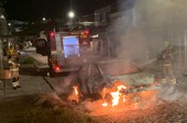 Carro é destruído por incêndio no bairro Lamarão, em Aracaju