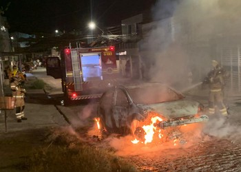 Carro é destruído por incêndio no bairro Lamarão, em Aracaju