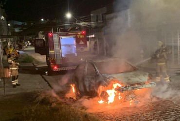 Carro é destruído por incêndio no bairro Lamarão, em Aracaju